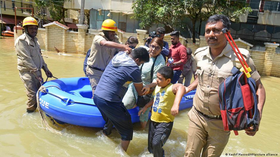 बेंगालुरू में करोड़पतियों को भी घर छोड़कर भागना पड़ा