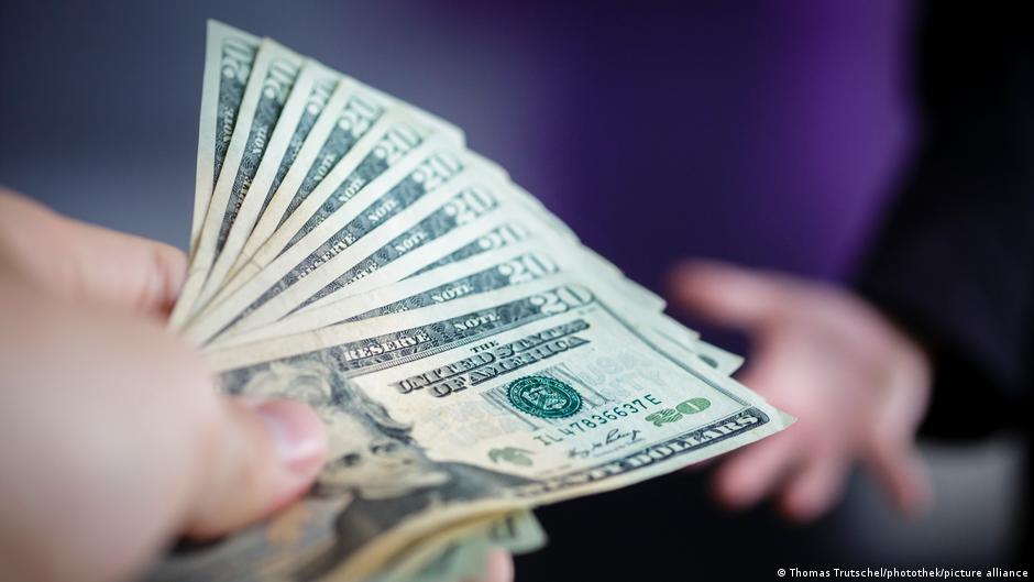 जूतों की कंपनी में काम करने वाली महिला