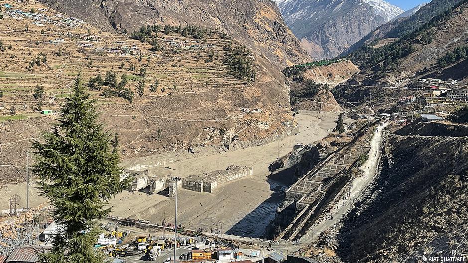 तपोवन विष्णुगाड जल विद्युत् परियोजना जिसकी सुरंग जोशीमठ के ठीक नीचे से गुजरती है