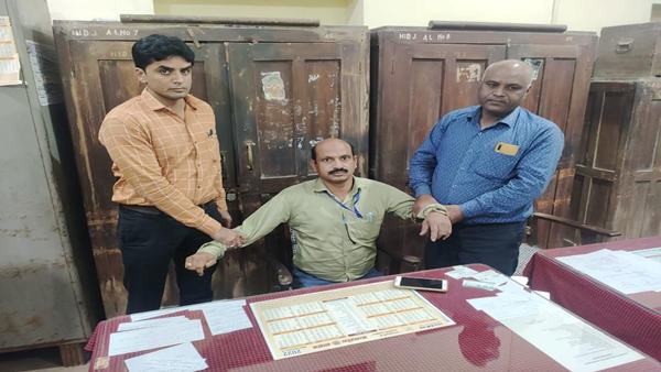 कार्यालय से कई दस्तावेज बरामद कार्यालय से कई दस्तावेज बरामद