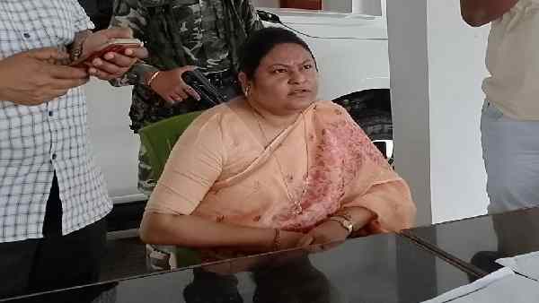 सड़क से सदन तक सरकार को घेर चुकी हैं