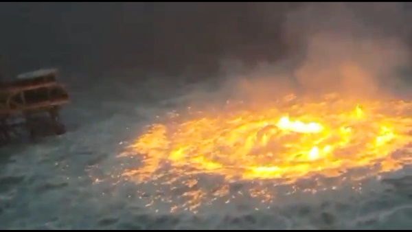 मानो पिघला हुआ लावा समुद्र के अंदर से निकल रहा हो