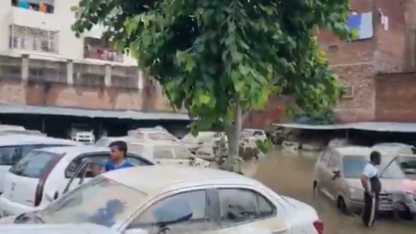 गाड़ियों के मालिक ने किया हंगामा गाड़ियों के मालिक ने किया हंगामा