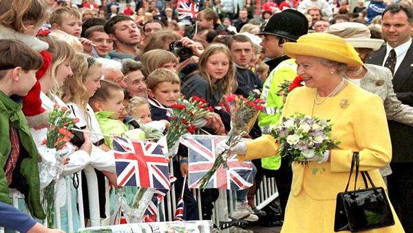 पब्लिक अपीयरेंस (Public appearance) के दौरान महारानी के ब्राइट आउटफिट्स