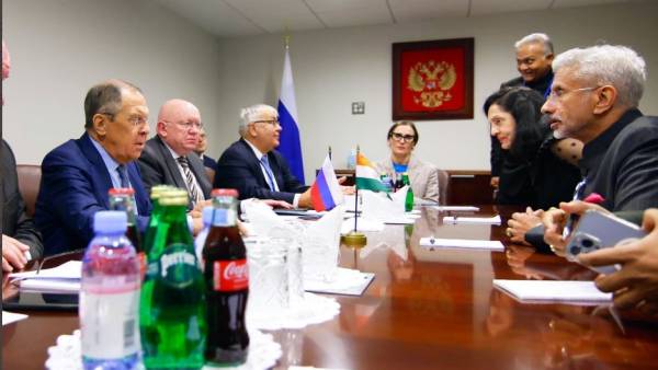 रूस पर पश्चिम प्रतिबंधों का असर नहीं