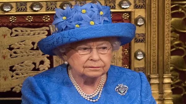 Brexit के बाद महारानी एलिजाबेथ का पहनावा