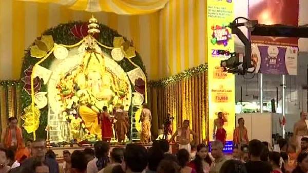 करोड़ों की ज़ेवरात से सजाई गई मूर्ति