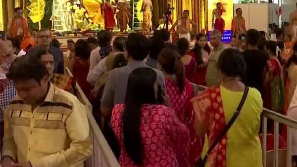 हज़ारों की तादाद में दर्शन करने पहुंचे भक्त