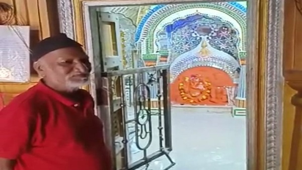 सात पीढ़ियों से आठले परिवार ही करता आ रहा सेवा