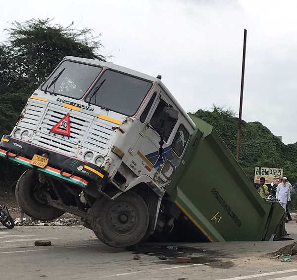 सड़क टूटी और नगर निगम का ही ट्रक उसमें धंस गया सड़क टूटी और नगर निगम का ही ट्रक उसमें धंस गया