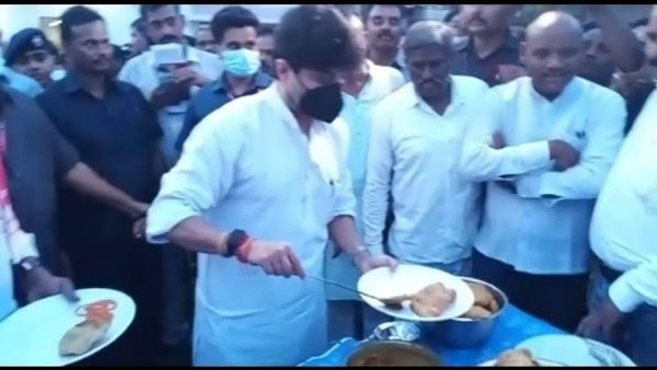 समाज के लोगों को सिंधिया ने अपने हाथों से परोसा भोजन