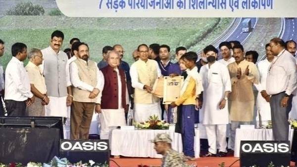 विभिन्न योजनाओं के हितग्राहियों को किया गया लाभान्वित