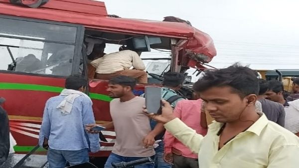 बस में सवार दो दर्जन यात्री हुए घायल