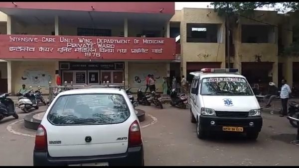 बाल भवन के बाहर पहुंचकर लगाइ खुद को आग