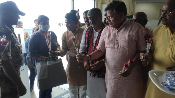 एअरबस से ग्वालियर पहुंचे यात्रियों का किया गया स्वागत