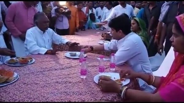 समाज के लोगों से की वन-टू-वन चर्चा