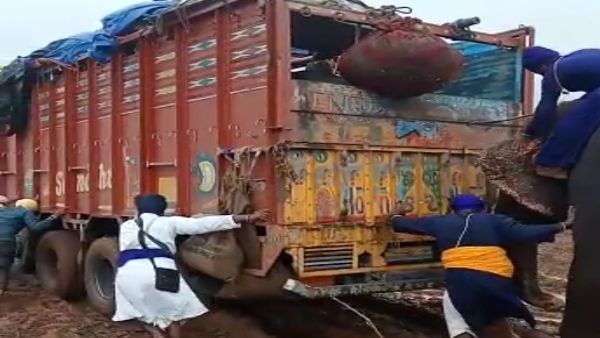 नांदेड़ में दशहरे के मौके पर दिखाए जाते हैं करतब