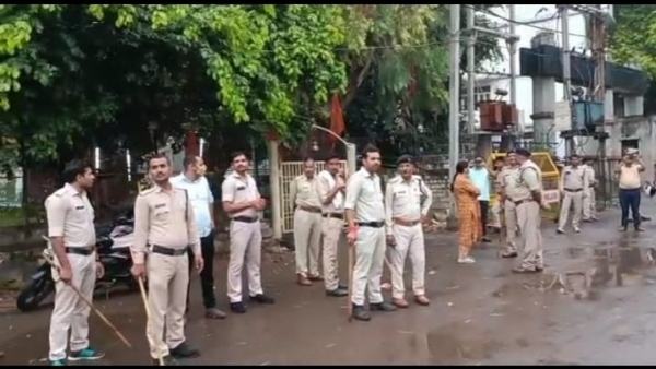 छतों पर चढ़कर भाग गए मेडिकल हॉस्टल के छात्र