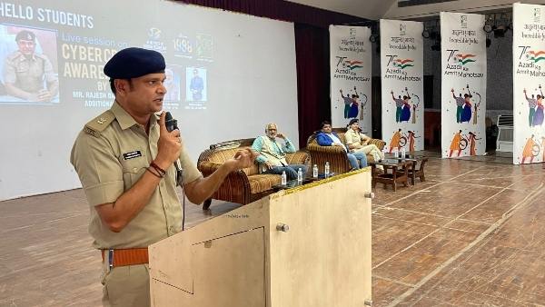 एडिशनल एसपी राजेश दंडोतिया लगातार कर रहे हैं लोगों को जागरुक