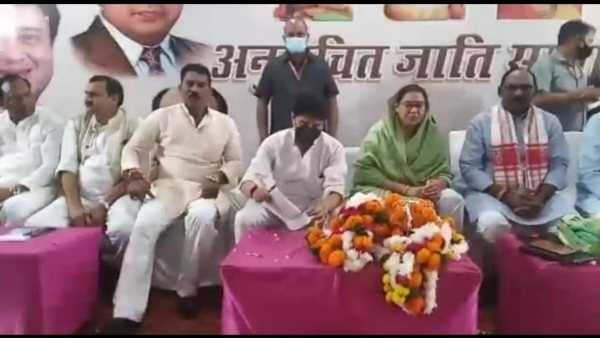 अनुसूचित जाति सामाजिक संवाद कार्यक्रम में पहुंचे थे सिंधिया