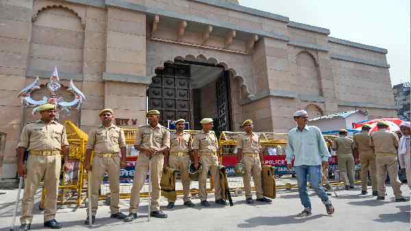 वजू खाने में मिल 'शिवलिंग' की कार्बन डेटिंग की मांग