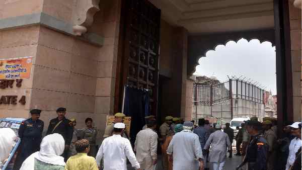 बाबा की मुक्ति और दर्शन-पूजा की मांग