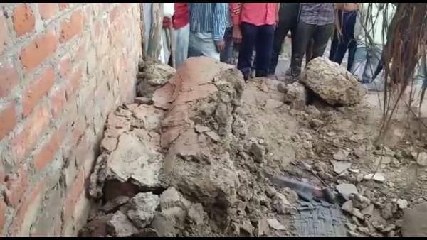 कच्ची दीवार के पास सो रही थी दोनों बहने