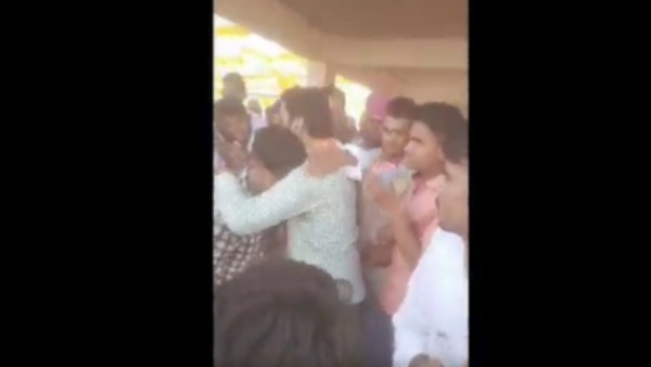  हेलिकॉप्टर में बैठे युवक की फोटो भी शेयर