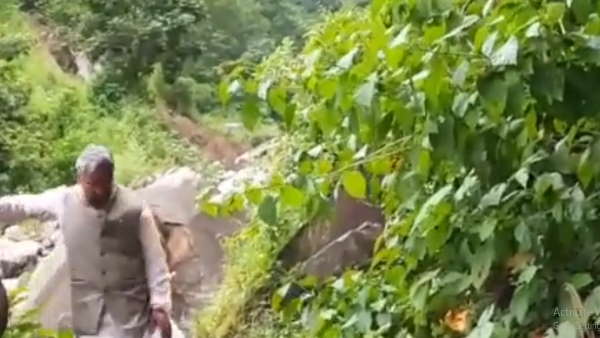  उत्तराखंड में घटी दिलचस्प घटना, पूर्व सीएम का हुआ हाथियों से सामना 