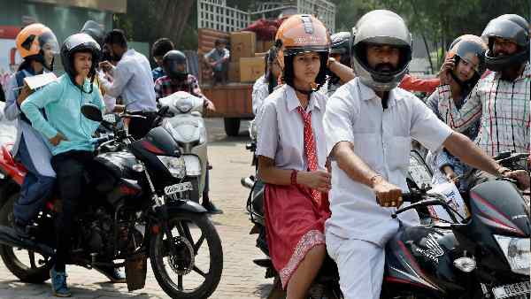 फुल-फेस कवरिंग और कसकर बंधा हुआ हो हेलमेट