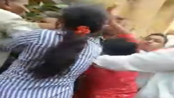 शिक्षक की दोनों पत्नियां आपस में भिड़ीं