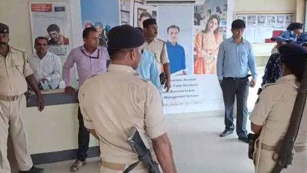 कैश वोल्ट खोलने का बनाया दबाव