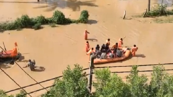 वरथुर उपनगर में चल रही है नाव