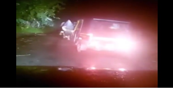 बैल ने ऑटोरिक्शा को कि पलटने की कोशिश बैल ने ऑटोरिक्शा को कि पलटने की कोशिश