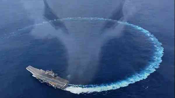 भारत के पास हुए दो एयरक्राफ्ट कैरियर