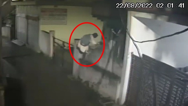 CCTV में कैद हुई चोर की करतूत 