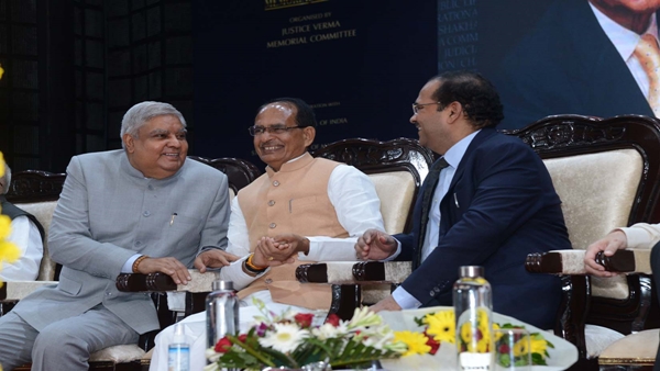 अनुशासन इतना सख्त कि परछाई से भी डर जाए कोई अनुशासन इतना सख्त कि परछाई से भी डर जाए कोई