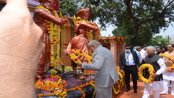 प्रतिमा पर अर्पित किया पुष्प चक्र श्रद्धांजलि