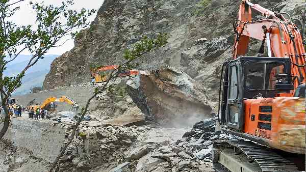 बुधवार को भी हुआ था भूस्खलन