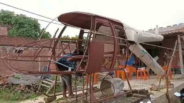 शहर से 45 किमी दूर गांव में है घर