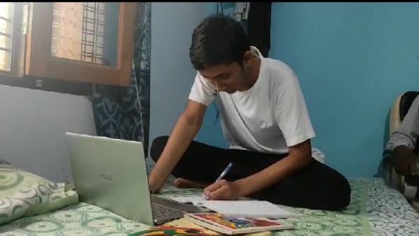 गांव में रहकर पास की परीक्षा