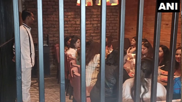 जेलर और कैदी सर्व करते हैं ऑर्डर