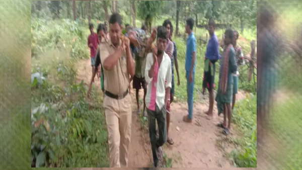 किया 112 को कॉल, मचान बनाकर लाया गया जंगल से बाहर 