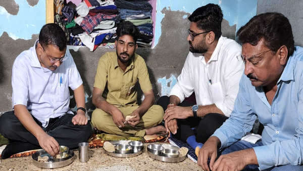 ऑटो ड्राइवर के घर खाना खाने गए थे केजरीवाल
