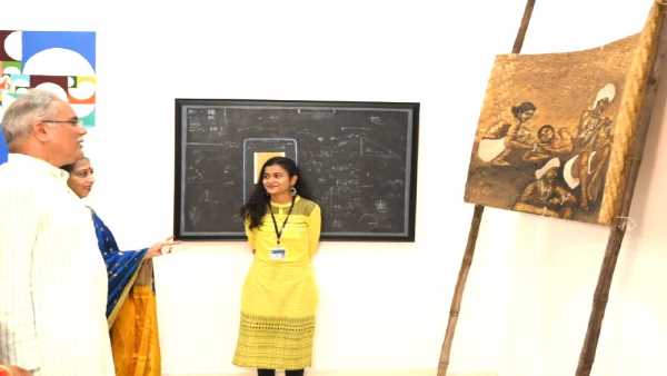 बस्तर की संस्कृति पर आधारित पेंटिंग्स रही खास बस्तर की संस्कृति पर आधारित पेंटिंग्स रही खास