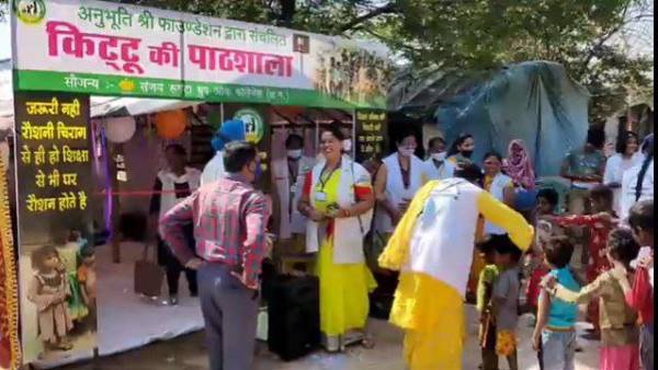 किट्टू जैसे बहुत से बच्चों को बना रही साक्षर