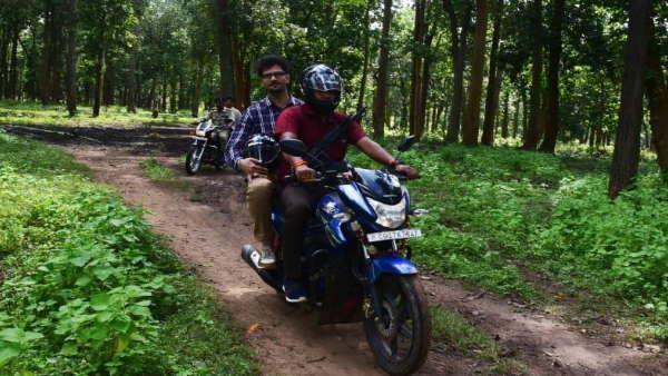मोटरसाइकिल चलाते हुए पहुंचे थे गांव 
