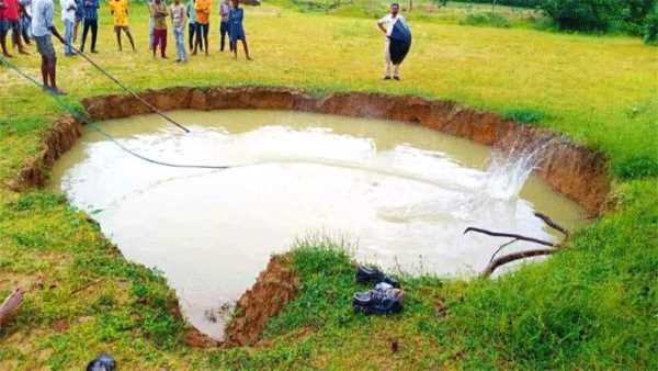 खुले गड्ढे के पास खेल रहे थे बच्चे