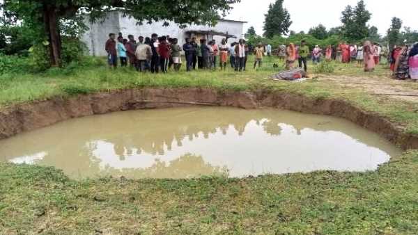 बेटी को बचाने मां ने लगा दी छलांग