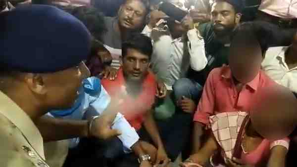 पिटाई करने का पुलिस पर लगाया मां ने आरोप